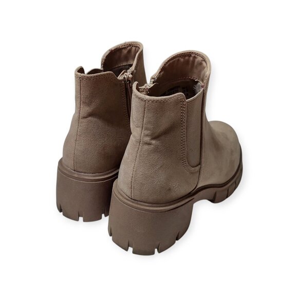 Madden NYC Womans Ankle Boots Tan Suede-like Fabric Size 7 Lug Sole 2.5 in Heel - Picture 3 of 9